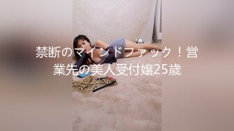 极品高颜值美女捂裙仍被抄底..花内前抄深深B缝隙 宽松花短裙美女逛商场..选商品被抄底蕾丝边内裤